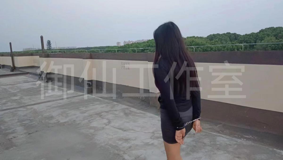 珺珺和小壹初次露出，紧张又刺激，又害怕被人看到的场景太好玩了 本次作品是珺珺和小壹第一次天台露出的初步尝试，带上手铐，四周没有遮挡物，在天台互相抚摸，同时又害怕有人上天台晾衣服，被烤在铁栅栏上使劲挣扎，同时[X_X]又被东西震动着，双重刺激，让她们两人湿了一大片，同时还要经常性看周围的人群，楼下车来车往的声音和珺珺小壹的哼唧声练成了一篇！<br>【御仙工作室】：对圈内爱好者开放，欢迎前来约绳，体验；并提供线上定拍、线下约拍。原味服务。<br>另外本工作室招聘模特有意请联系客服了解！<br>QQ：1796426163【注明来意】本工作室招聘模特有想了解的可以加客服QQ了解