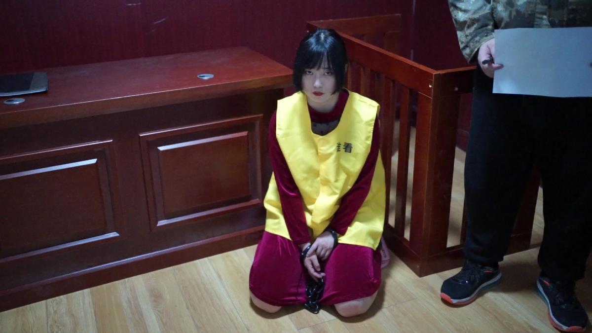 【结绳而治】无用的眼泪 主演为薛怡君。<br>重刑犯薛怡君戴着重砝码手脚连铐被关在牢房内，她因害怕死刑而整日在牢房中哭哭啼啼。但她不愿面临的死刑执行还是到来了，她被以注射死刑的方式结束了罪恶的生命。<br>统一解压密码：jsez<br>联系方式：QQ1410377141