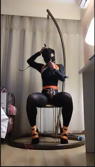 4 吊椅强制站立 【伪娘强制站立】<br>哈喽~大家好好久不见~<br>一个渴望进一步flexible的小伪娘又回来了，这次为大家带来的是最喜欢的一种方式：高跟鞋强制站立。这次终于找到了有吊椅的地方，将吊点与马具直接相连，在加上高跟鞋与后手直臂缚（肱三太大了现在想直臂简直是噩梦），手腕用定时锁锁住，就可以尽情享受了。<br>在这里不推荐带任何振动的玩具，全身绷紧会导致非常快进入贤者时间，那后面就不是享受而是地狱了。在这里单纯靠衣服的摩擦力，因为非常想pen，所以需要通过扭动来加大衣服的摩擦力，这样镜头里面看到的自己就是扭来扭去，非常的过瘾。<br>背后是一套简单的大臂拉紧装置，通过脖子处的吊点拉紧大臂，注意千万不可以头脑一热拉太紧，要不然胳膊麻了以后等着你的只有call别人来解救。<br>由于受力点只有马具kouqiu，所以经历的是脚与脖子的双重折磨，这种脚上传来的强制痛苦感让我很享受这样的时刻。大致就这样吧~<br>南宁同好交流QQ：2368961588<br><span style='color:#b0b0b0;'>[隐藏文字，购买后可见]</span>