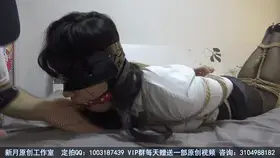 【新月原创】【玉箫】同好定拍 剧情片 反制黑丝搜查官 扣环+D塞双重塞嘴的超紧日式性感黑丝驷马无法挣脱 【新月工作室】定拍交流QQ：1003187439 备用2936094312<br>【出原味妹子】3104988182 小洛（红豆）2389316626 玉箫 3451471253 佳怡 2952715351 晴儿<br>约绑攻略有售直接滴QQ：3104988182！！！本工作室正式启动会员优惠折扣方案，请有兴趣的同好加客服Q：3104988182详询<br>同好定拍，感谢授权我发布，微剧情如下：<br>1、玉箫是个性感黑丝搜查官，带着枪来到人贩子据点，发现人贩子毫无防备的在睡觉，玉箫直接控制了人贩子，并对其拳脚相加！人贩子连连求饶，玉箫发现自己忘记带手铐，准备拿人贩子的绳子把人贩子绑回去，却被人贩子突然抓住武器，一个反扭摁翻在床上。<br>2、二人扭打之后，玉箫力气实在是比不过人贩子，加上被偷袭在先，她被夺取了武器，反被制服。但不服输的她，再次奋起反抗！最后不行被人贩子掐晕了过去。<br>3、醒过来的玉箫此刻已经被绑得人棍一样，却相当性感，在床上用力扭动，挣扎，却无法挣脱束缚，人贩子的技巧不是她学习过解缚就能对抗的。<br>4、得知人贩子要把自己也卖掉，玉箫急了，可是身上的绑绳一点松动的迹象都没有，被绑了驷马，脱掉了高跟鞋，蒙住眼睛之后，玉箫对人贩子破口大骂！<br>5、人贩子报复性的给玉箫带上了金属扣环，然后还用一个D塞给她来了个双重塞嘴！最后，在玉箫的不甘和挣扎下，只能万念俱空的等着人贩子和同伙回来把自己带走……