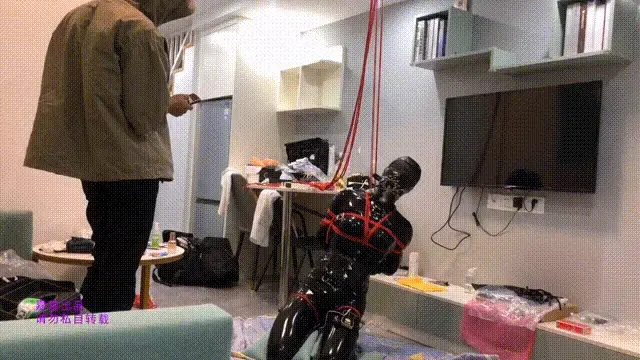 【乳胶伪娘-嘉嘉】跪姿半身吊缚调教 郊狼电塞 训练器 肛钩 强制深喉 大家好呀~~这里是抖M乳胶伪娘嘉嘉(≧▽≦)<br>这次尝试了一下比较简单的半身吊缚，嘉嘉还是第一次被吊起来呢。<br>嘉嘉大腿上贴了电击片，前面也戴上了训练器，然后被各种玩具玩弄。<br>主人最近迷上了电击，说喜欢看嘉嘉被电抽搐的样子，电得越来越起劲了~~呜~~~<br>嘉嘉中途电塞没夹住掉出来了，主人还尝试通着电直接塞入，吓了嘉嘉一跳~~还是太刺激了没塞进去，哈哈哈<br>PS：招募广佛地区的同好小伙伴一起约玩，欢迎加QQ2089064413