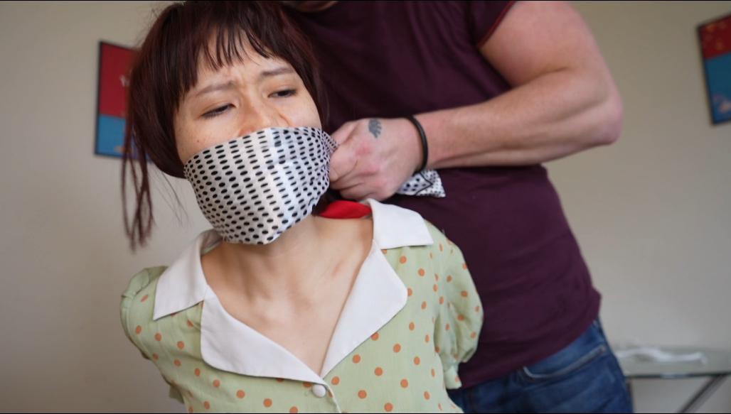 Cute Chinese girl nabbed, chair tied and gagged  可爱的中国女孩玉被扣为人质并被扣押在一间公寓里。她的手腕被绑在背后，脚踝被绑住。她还被一条厚厚的宽头巾劈开嘴堵住了嘴。绑匪将她绑在椅子上，而他则将她绑在椅子上。制定接她的计划。他把她牢牢地绑在椅子上，然后离开去制定接她的计划。她立即尝试挣脱。她首先脱掉鞋子，试图将赤脚从椅子上挣脱出来。绳子。她蠕动着，拖着脚步，但他们的绳子太多了，把亚洲美女固定在椅子上。她试图用几乎没有接触地板的脚趾向门口走去，但她的尝试是徒劳的。回来并决定让她安静。更多的是用一条盖在鼻子上的围巾堵嘴。他在她的鼻子和嘴上系了一条圆点围巾，让她再次挣扎。当她再次向门口走去时，她透过围巾喘着粗气，希望那个男人在已经不在了。她仍然被绑着，试图用嘴堵住门把手，这是获得自由的最后一次尝试<br>Cute Chinese girl jade has been taken hostage and held up in an apartment. She had he wrists bound behind her back and ankles tide. She has also been silenced with a thick wide bandana cleave gag. Her nabber has tied her to a chair while he makes plans for her pick up. He ties her securely to a chair and leavs to make plans for her pick up. Straight away she attempts to wiggle free. She starts by slipping of her shoes in an attempt to wiggle her bare feet free from the ropes. She squirms and shuffles but theirs too much rope holding the Asian beauty to the chair. She attempts to manoeuvre her way to the door with her toes which are barely touching the floor but her attempts are for nothing. The man returns and drags her back and decides to silence her more with an over the nose scarf gag. He ties an otn polka dot scarf over her nose and mouth and leaves her once again to struggle. She breathes heavy through the scarf as once again she makes her way to the door in hope the man is no longer around. Still bound she trys to for the door handle with her gagged mouth in one last attempt to freedom