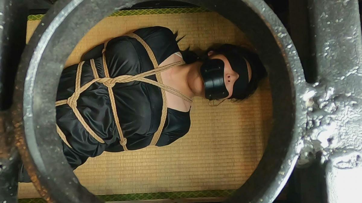 （影武者原创）铁笼（上集）脸上长了摄像头，第一人称现场，铁笼中的捆绑，堵嘴，挣扎。 第一人称的视角拍摄，主要内容是绳艺过程和铁笼中的挣扎，希望可以让各位有身临其境的感觉，总体还是拍的比较仓促，以后会越来越完善的。有什么建议和和想法，欢迎交流。感谢八孔基地的场地提供！全片大概28分钟内容，2G左右文件。百度云下载后改后缀为RAR，请勿在线解压。电脑上解压缩后改后缀为MP4。解压密码6666.