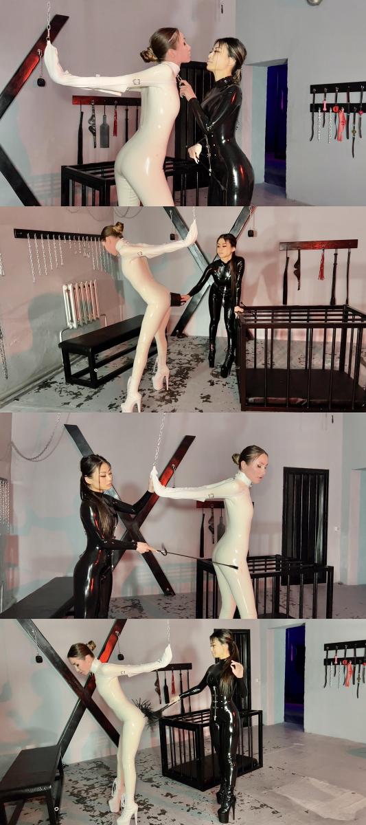 [W’sH]——女同(双女)——胶衣地牢鞭打play 白胶衣女M在地牢发骚自摸，被黑胶衣女S发现，遂双臂反剪吊缚捆绑，附带一顿爽歪歪的鞭打。<br><br>注：<br>W’sH 工作室<br>专注于zentai、紧身衣、spandex、丝滑光泽衣物、乳胶、睡袋、捆绑、锁链……等一系列恋物拍摄。<br>清一色欧美模特，高颜值，好身材。<br>单女、女女、三女应有尽有，各种玩法层出不穷。<br>拍摄手法极具艺术性，作品极具收藏价值。