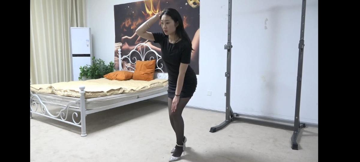【逍遥订拍】女老师的噩梦  疯狂摆弄 挠脚心 点穴元素 定身折磨一小时 演技很好不要错过！ 女老师来给小刚辅导作业，可是小刚没写并且骗她将老师穴道点住。小刚开始玩弄老师的美脚，并且疯狂挠脚心老师忍不住求饶，小刚便点住她的笑穴，还将老师放在沙发上挠脚心。然后换了一身衣服将老师盘腿放置，将她点住穴道随后，疯狂挠痒抚摸折磨，并且换了好了几个姿势将她定住，最后让她跳舞并且请安，请安以后点住穴道老师无法动弹被定在此处。感谢大家支持！