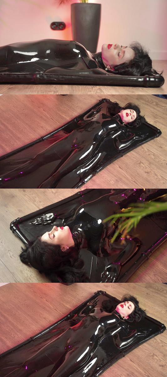 Goddess in a vacbed (4K) 欧美女神姐姐Ellie M的新片<br>还是大家喜闻乐见的乳胶真空床！<br><br>女神姐姐画着精致的妆容，躺在抽干空气的真空床里。<br>感受着全身被紧紧吸附拘束的快乐，蠕动着身体感受着肌肤和乳胶的摩擦，这是一种多么无法言喻的爽感。<br>姐姐眉头轻蹙，娇嗔呻吟，红唇微张，看似高冷的脸上却散发出淫荡的气息，估计肉体精神上早就双重赛高了吧。<br><br>4K的画质，把乳胶的质感，人体的曲线，刻画的一览无余。<br>完美的音质，把人在乳胶床内蠕动的声音清晰的展现，仿佛身临其境。<br><br>。。。。。  。<br>。。。。。  。。。