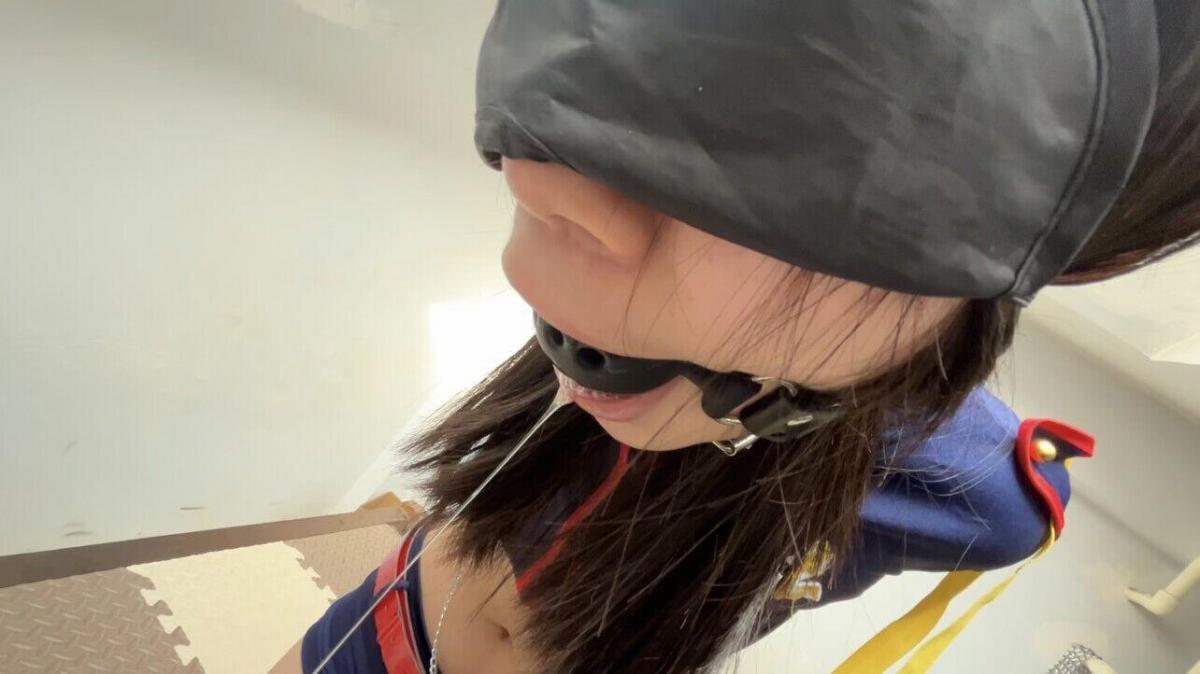 【娜绳工作室】【青柠】QNLK-72 ←一天，一名女孩子家里被小偷光顾了。小偷进门发现了许多镣铐、绳子和折磨人的道具心想这个女孩子玩的还不少呢。就在小偷只打算拿走床上的相机时，女孩子突然回家来了，没想到！女孩子竟然是女井！这下小偷可倒霉了，家里的这些道具原来都是折磨犯人用的东西，这下小偷可要完了。就在女井要把小偷绳之以法时，不愿甘心被抓的小偷奋起反抗突然反手一个擒拿，把女井反擒了起来，这样，主动权可就在小偷手里了。就这样，小偷给女井上了铐子，又拿着相机拍了几张照片作为威胁她的证据要她不准告发要是告发，照片就发给她的同事，这样女井可就不敢动了。就这样女井在被擒住又被拿照片威胁的情况下，被小偷用她给犯人用的工具绑了起来，什么板铐铐肘被吊起，QQ铐铐手腕上，拇指戴上拇指铐，脚腕戴着链铐全身只剩下膝盖能着地。口球、眼罩、乳夹电击贴片，这些本来要给犯人用的全给女井用上了。就这样还不够，乳夹上又被坠了一个拇指铐作为加重物，折磨女井的小点点。<br>前面被乳夹夹住，后面被电击贴片电着，还时不时的来点调料棍，女井这次着实被折磨惨了，临走的时候小偷还怕被告密，给她戴上筒铐，拿走钥匙，只剩下女井一个人在家<br>→→→购买视频的且需要无水印的看官请私聊我，我会在第一时间答复并给您发送此视频的超清臻享无水印版←←←<br>↓   ↓   ↓   ↓   ↓   ↓   ↓   ↓   ↓   ↓   <br>✅主页：https://www.linzijun.app/@nashenggzs<br>✅QQ：642462518<br>✅微信：Nashengliaokao<br>✅推：@NashengQN<br>↓   ↓   ↓   ↓   ↓   ↓   ↓   ↓   ↓   ↓   <br>➡需要定拍的可发私信跟我沟通你的大概想法，确定需要定拍留下QQ我加你详聊商谈，有兴趣洽谈合作女绳模的私信留下QQ，看到会加你联系<br>有兴趣的朋友也可以提供服装以便于视频拍摄<br><span style='color:#b0b0b0;'>[隐藏文字，购买后可见]</span><br>