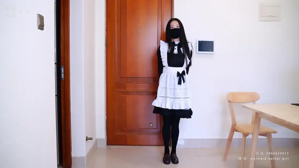 【恋物幻者定拍】黑丝女仆服从性测试！驷马捆绑+口球+日式猿辔捂嘴调教，塞进毛绒贝壳玩偶闷热全包 刚毕业的女大学生小樱找了三个月工作，终于获得一个住家保姆的面试机会，但是雇主要求她必须穿女仆装 黑丝过来。为了获得这份工作，小樱按要求悉心打扮来到主人家。<br>小樱一进屋，就看主人手里拿着印花布眼神奇怪地上下打量她，让她坐下填表。小樱坐下认认真真地写，殊不知主人已经悄悄走到她背后，突然一把捂住她的口鼻。。。娇弱的小樱无法呼吸，挣扎几下就吓晕了过去。<br>等她醒来时，已经手脚被结结实实驷马捆绑好扔在沙发上了。没想到这个变态主人招聘保姆不是为了给他洗衣做饭，而是要当被调教的女仆玩偶。。。“我不要！”小樱拼尽全力挣扎，趁着主人不在之际挣脱绳子逃跑，正要开门时，背后却闪过主人的身影。<br>“看来还得给你加点难度”。主人把她捆在椅子上，戴上口球，肆意蹂躏她的胸胸，拉扯股绳摩擦她的[X_X]，一边用一条又一条布条玩猿辔。。小樱长这么大从来没这么屈辱过，但是敏感处的摩擦加上脸上的捂闷让她既羞耻又有点刺激是怎么回事。。。<br>小樱被玩的精疲力尽，主人居然拿来一个毛绒贝壳，把她塞了进去拉上拉链，又用绳子捆紧，小樱闷的满地翻滚，等待她的是漫长的全包酷热和黑暗。。。<br>（网盘链接下载后解压，解压密码<span style='color:#b0b0b0;'>[隐藏文字，购买后可见]</span>）<br>定拍请联系：<br>微信：mermaid-zentai-girl<br>QQ：2896630013