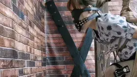 把骚奴这柱样吊起来，玩到最后人工直接后入，骚奴爽去吧...... 解压密码:hdsy<br>把骚奴这样吊起来，打屁股，夹iu，电击，仙女棒长时间放在下面，玩爽以后，人工直接后入......<br>定拍交流请加QQ272728243