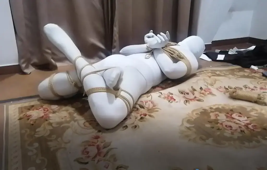 全包蒙眼自缚 职业胸手原创出品，全包蒙眼自缚，从自缚到挣扎脱缚全过程，请勿独自模仿该自缚方法，大概率无法自身脱缚。本次脱缚纯属侥幸，手腕处勒得很紧，就算怎么挣扎也是挣不开的，视频内可以看出不管我怎么挣扎都纹丝不动，幸运的是摸到了绳环的绳结。