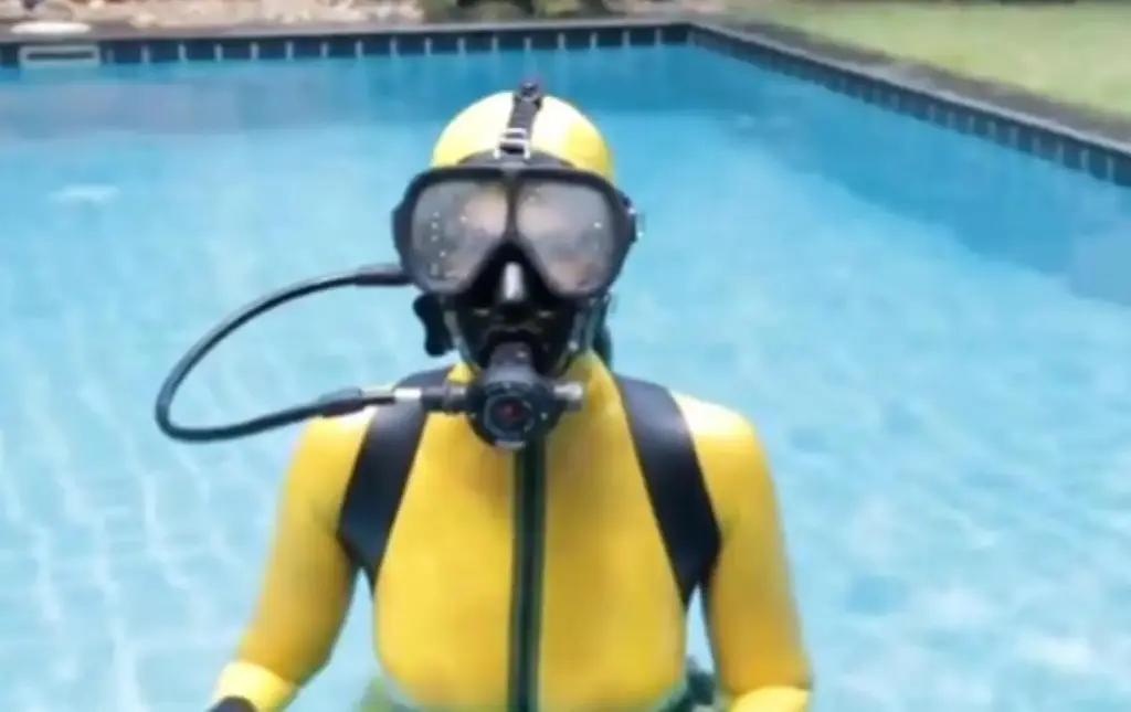 Yellow latex scuba doll 胶衣和潜水的结合，美女穿上黄色的乳胶衣和潜水设备，下水游泳视频，作为一部水下作品还是不错的。<span style='color:#b0b0b0;'>[隐藏文字，购买后可见]</span>