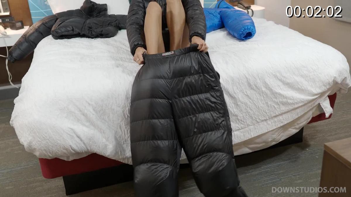DSV139 视频来自 Downstudio<br>小姐姐穿上短款羽绒服，背带羽绒裤，觉得还不过瘾，继续套上厚厚的登山羽绒服，最后总共穿了三件羽绒服 一条羽绒裤，最后 <span style='color:#b0b0b0;'>[隐藏文字，购买后可见]</span>，如果有连帽的会更好