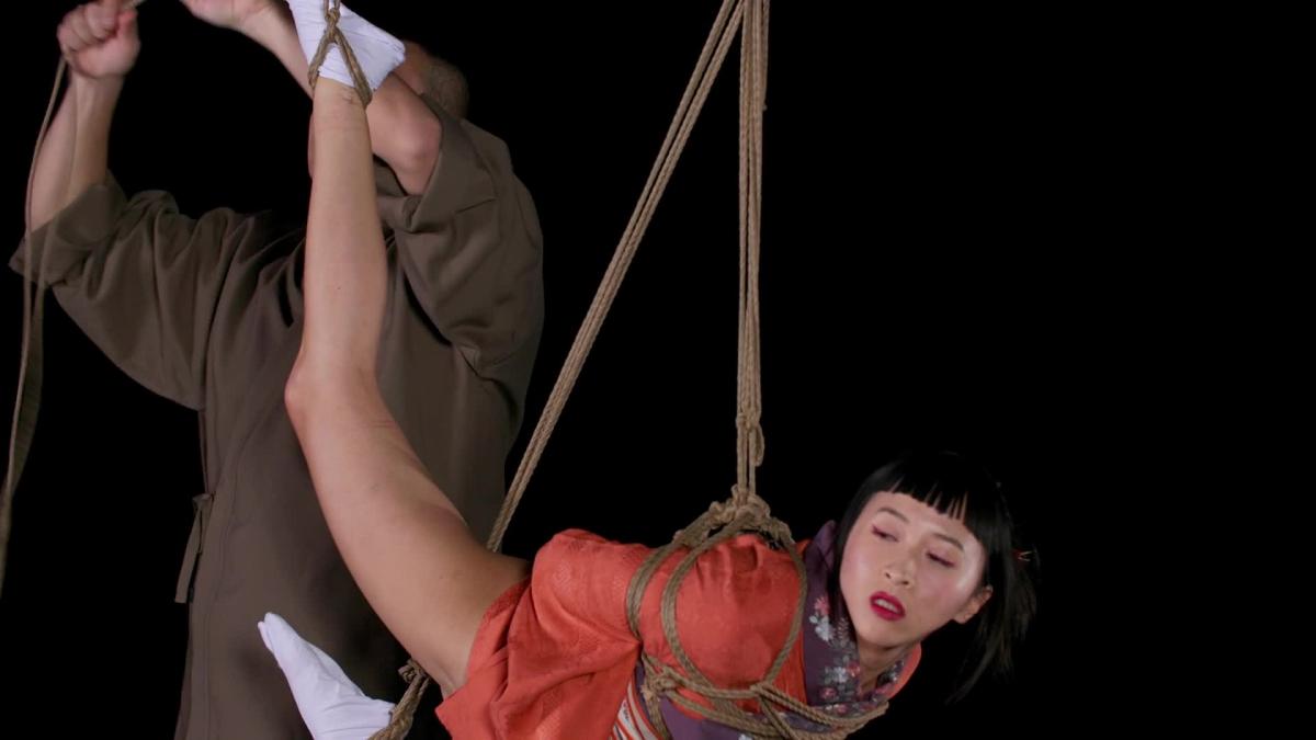 Kinoko’s Traditional Performance 一鬼和花花的传统日式绳缚表演，非常唯美的表演,<br>shibari study近期的超经典表演视频，非常非常美，外网好评如潮，不容错过。<br>一鬼是日本知名绳缚大师，huahua是上海的一位女性绳师，在这次视频中作为被缚者，充当一鬼的绳艺表演模特。<br>非常柔美漂亮的日式传统音乐，很漂亮的服装，表演的两人都沉浸投入。<br>全款在shibari study网上扒下来的，最高清晰度，即是表演，也是教程。喜欢绳缚的千万不要错过。<br><br>在这场令人着迷的shibari表演中，一鬼和他的模特花花上演了一场鼓舞人心的表演，旨在向日本传统美学观念致敬。<br>从精确而有原则的插花艺术（日本插花艺术）到精心平衡的日本书法笔触，一鬼的绳索表演方式受到了日本传统美学观念的启发，这些观念可能与绳索有比你想象的更多的共同点…<br>这场演出是在没有发言或解释的情况下进行的。<br><br>In this mesmerizing shibari performance, Kinoko and his model hua hua present an inspirational tying session that seeks to honor traditional Japanese aesthetic concepts.<br><br>From the precise and principled art of ikebana (the Japanese art of flower arranging) to the carefully balanced ink strokes of Japanese calligraphy, Kinoko’s approach to rope performances is inspired by traditional Japanese aesthetic concepts that might have more in common with rope than you think…<br><br>This performance is presented without talking or explanation. 