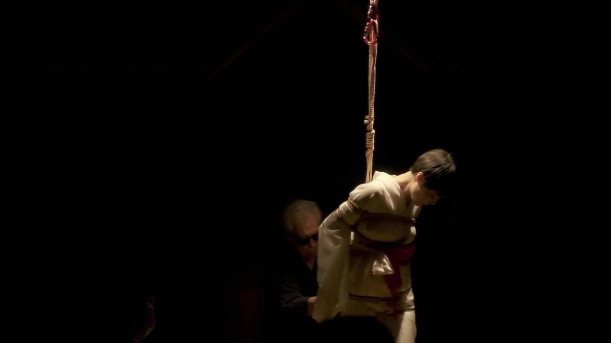 縛花繚乱 - blooming beautiful KINBAKU  日本著名绳缚大师有末剛最新现场表演大作，<br>外网全款购买，最高清晰度，非常非常唯美的现场绳缚表演，场景布置精心唯美，是近年来不可多得的精品，绝对超值。<br><br>Beautiful Japanese art, bondage "KINBAKU" by Go Arisue<br><br>「縛花繚乱」Bakuka Ryoran - blooming beautiful KINBAKU -<br><br>Live performance on 18 May 2023<br>@晴れたら空に豆まいて Haremame, Tokyo<br><br>Supported by vimeo.com/haremame<br><br>[Act]<br><br>Kinbaku (bondage) : Go Arisue / 緊縛：有末剛<br><br>Music : Daikiti Yoshida (eleki sitar) / 音：ヨシダダイキチ (エレキシタール)<br><br>Dance : Akiko Takada /. 舞：タカダアキコ<br><br>Kinbaku model : Tsubomi Yoshino / 緊縛モデル：吉乃蕾<br><br>Director of video：Taichi Goto / 撮影：後等太一