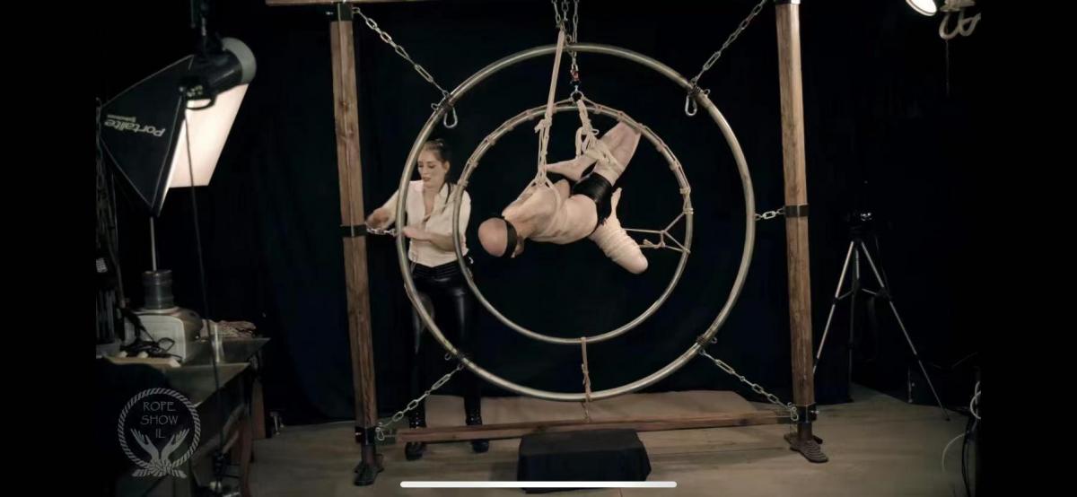 Man - Rope Show IL (No.2) 2020 Rope Show IL (No.2) 2020 - Goldie Sunshine & Daniel Rope<br>国际知名女绳师Goldie Sunshine2020年的表演，付费内容，外网全款购买。<br>非常非常稀有的美女绳师捆绑男性表演的视频，<br>绳师身材很给力，被缚者是个普通身材的男性，形成强烈对比，<br>绑得非常专业，很有艺术感，现场表演，专业打光和摄影，非常美轮美奂。<br>喜欢绳缚表演的伙伴们一定不要错过，非常给力非常有情绪的一个表演视频。<br><br>Rope Show IL (No.2) 2020<br>Goldie Sunshine and Daniel Rope<br>----------------------------------------------<br>The first Israeli bondage art (No.2) performing 28 November 2020<br>the forth and last show in sinning performances on Rope Show IL<br>Tel Aviv, Israel