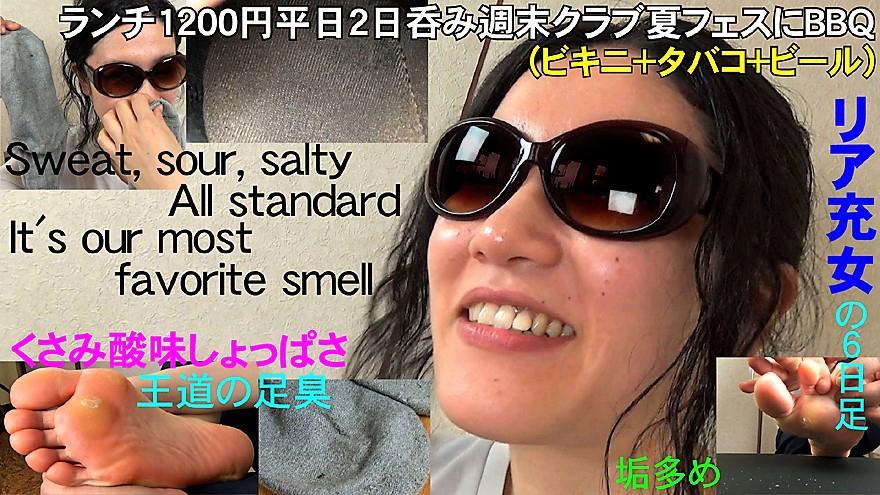 仕事帰りムレムレ足のにおい 26 ・マキ　27歳　24.5cm [7.5(US) 39(EU)]　160cm　5' 3"<br><br>・コールセンター　Call center operator<br><br>・リア充<br>金はあるだけ使う<br>家にじっとしているのが苦手<br>酒好き　騒ぐの大好き　金土はオール<br>女友達多し　男友達もっと多し<br><br>・女子力たかい<br>オシャレ<br>服と化粧品には金を惜しまない<br>あっけらかんとしたキャラだが羞恥心は高め<br>（下ネタは苦手なタイプだとおもう）<br><br>・意外とマジメ<br>遊び人なんだけど仕事きっちり<br>男友達おおいけど彼氏一途<br>浮気　飲んだ勢い　セフレ　不純なSEXありえない<br><br>・ニオイ、味はオーソドックス<br>汗感、すっぱさ、しょっぱさ、どれも超フツー<br>それのすこし高めバージョン（足臭偏差値／53）<br>正直ふつうのニオイ　だが懐かしくもある<br>安心＆安定　ハズレのない足臭<br><br>・ソックス６日、足ノーシャワー３日<br>ほんらい彼女のようなキャラの女性は出演してくれませんが<br>サングラスしていいなら、と条件つきでOKしてくれました<br>６日履き３日ノーシャワーも電話でおねがいしたら<br>「くだらないですね～」と笑いながらも快諾<br>シャレのわかる女性なんです<br>·maki 27岁24.5cm [7.5(US) 39(EU)] 160cm 5' 3"<br><br>呼叫中心Call center operator<br><br>·现充<br>有钱多少花多少<br>我不喜欢呆在家里<br>爱酒爱闹，金土是桨<br>女性朋友多，男性朋友多<br><br>·女子力高<br>时尚<br>在衣服和化妆品上舍得花钱<br>虽然是一副若无其事的样子，但羞耻心很高<br>(我觉得他是不擅长讲荤段子的类型)<br><br>·意外地认真<br>虽然是个玩世不恭的人，但工作很认真<br>虽然有很多男性朋友，但是男朋友很专一<br>不可能有不纯的性爱。<br><br>·气味、味道要正统<br>汗感、酸爽感、清爽感，都超普通<br>稍高的版本(脚臭偏差值/ 53)<br>虽然味道很普通，但也让人怀念<br>安心&稳定的脚臭<br><br>·袜子6天，足部不洗澡3天<br>本来像她这样的女性是不会来演的<br>如果可以戴墨镜的话，他就答应了。<br>6天穿鞋，3天不洗澡。<br>一边笑着一边爽快地答应:“好无聊啊。”<br>是一个懂得打扮的女人。