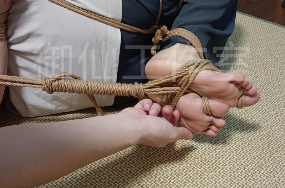 痒痒挠捆绑TK体验 极度怕痒的小馨被捆绑后强制TK会有怎样的反应呢？小馨因为极度怕痒一直没有拍摄过TK，这次我们没有告诉她要拍摄TK，乖乖被绑好之后，带上口球开始TK，小馨动弹不得只能被迫强制被痒痒挠挠遍全身，带上口球又一直挣扎，口水顺着口球不断地往下流淌，小馨不断地吸溜试图不让口水流出，不过在口球的阻挠之下一切的反抗都是徒劳的。无法动弹的小馨在我们的强势瘙痒下挣扎蠕动，被口球压抑的尖叫声变成一声声呜咽回荡在房间里...<br>---------<br>---------<br>【御仙工作室】：对圈内爱好者开放，欢迎前来约绳，体验；并提供线上定拍、线下约拍。原味服务。<br>另外本工作室招聘模特有意请联系客服了解！<br>坐标郑州QQ：1796426163【注明来意】本工作室招聘模特有想了解的可以加客服QQ了解