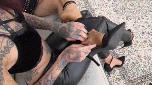 TicklingAndLaughingExperiences – Ti va un po’ di solletico – Would you like some tickle Lilly and Gisy are sitting on the sofa at home and notice that they are both wearing sheer pantyhose and the same type of shoes, some beautiful black pumps, so they begin to admire their feet and decide to challenge each other: a tickle challenge! The first to leave is Gisy, Lilly is self-confident and claims that she will not have big problems resisting her! Gisy kneels and starts right from the feet, passes her hand between the hollow of the shoe and the sole of the foot and tickles her friend Lilly’s feet well, struggling to resist and hold back the screams because the tickle becomes more and more intense. From the feet Gisy goes up to Lilly’s armpits and belly, at this point the girl is sitting on the sofa, her arms behind her head and Gisy, from behind, tickles both her armpits: Lilly can no longer resist and gives in prey to her laughter and with tears in her eyes!<br>Now Lilly wants revenge and the game is reversed! The girl immediately starts off fiercely and Gisy reminds her that she had started softer, but Lilly shows her her long and perfect nails, telling her that there is no competition! Continue to tickle her feet between the hollow of the shoe and the sole, then go up her hips and Gisy too, struggling to hold back tears and laughing from the tickle, will sit on the sofa to continue being tickled along her hips and under her feet. armpits! At the end of the challenge the two are exhausted, but excited by this game they decide to challenge each other again the same evening and obviously they will wear the same sheer tights and the same cleavage!