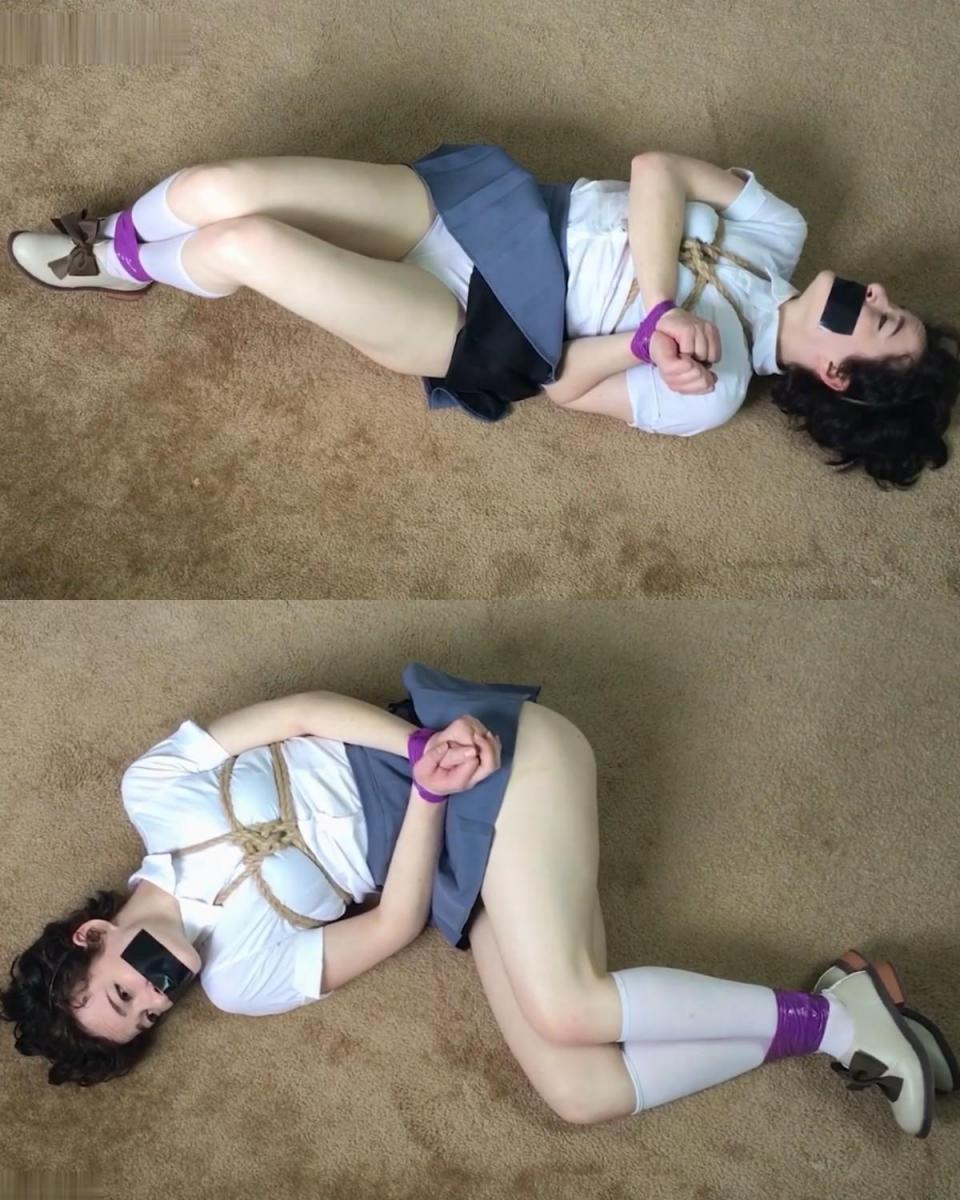 Struggle 在这段受数控启发的视频中，观看一个失去行动能力、被束缚的女孩从上方挣扎。 露西系着一条简单的绳索胸领带，并努力挣脱她的胶带束缚。 她的哭声和呼救声被一块黑色胶带所掩盖，但你仍然可以听到她在挣脱束缚时的乞求和哀嚎。Watch an incapacitated, bound girl struggle from above in this cnc-inspired clip. Lucy wears a simple rope chest tie and struggles against her tape bonds. Her cries and calls for help are muffled by a piece of black tape, but you'll still be able to hear her beg and whine as she fights her restraints