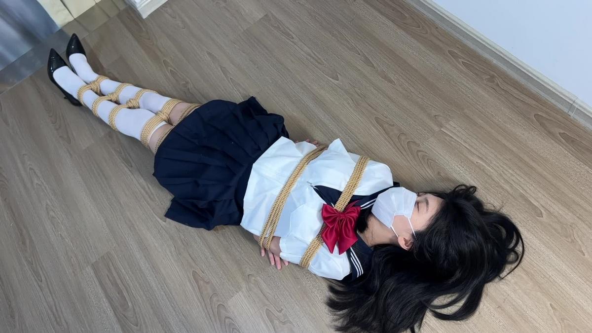 一、二 以后尝试拍动漫了。<br>由香，我已经观察了很久了。<br>3年J班 18岁 身高165 三围 37E 24 36 (完美，丰胸俏臀)<br>天使般的脸孔和皮肤，天仙般的长发飘逸。<br>水手制服改的很合身紧紧包里的她的丰xiong。<br>裙子更是短到不行，根据我的目测一定没有25公分。<br>我敢打赌她只要稍微一弯腰一定会穿帮。<br>可是似乎没人看到过她的小裤裤。<br>她都保护的很好。<br>脚上穿着到裙子下面的白色半透明大腿袜，大腿大概露出15公分，上面还有小花花，超性感。<br>脚穿细跟黑色高跟鞋。<br>哪有人穿这样上课的= = 我怀疑她根本是来选美。<br>个性高傲，视男人无物。<br>千金小姐，家里是学校校董。<br>在校园引响力极大。<br>使的校园内没有人敢招惹她。<br>好像会点防身术。<br>呵..好像介绍太详细了..没办法。<br>要就要找最完美的女人阿。<br>-------------------------------------<br>我已经等待很久了，最近终于有机会了。<br>我知道最近她有个习惯，再午休时她会去我门学校后面的废弃的旧体育馆讲手机。<br>今天我就在旁边等待着，看着旁边准备的沾满麻药的白布，我对自己说，一定要成功。<br>等着等着，她俏丽的身影果然出现了，可是我们的女校服没有口袋阿她哪来的手机。<br>正纳闷着时，她竟然从xiong部中拿出来= ="，也只有这么大的xiong部才做得到吧...<br>我尽心等待着她讲完手机，听着她柔美的声音我都快受不了了，可是我忍耐着。<br>终于，她讲完电话了，看到她正把电话要放进胸部时。<br>我深深吸一口气，从掩护中跳出来，三步并做两步的冲到她背后。<br>白布紧紧的捂上了她的小嘴，他似乎也受到惊吓，手上的手机摔到了地上摔的粉碎。<br>我使劲的捂着，她也拼命的挣扎。<br>大约过了4-5秒，就在我以为我要成功的时候，<br>头部竟然挨了一下重击，她竟然可以从前面用一字腿踢到我的头，这不是电视才看的到吗。<br>我被迫放开了白布跌坐到地上，正当我以为完了想逃跑时，发觉她也跌坐到地上。<br>手按着头部似乎极为晕眩，我又捡起白布对着她的小嘴就是一捂。<br>这一捂下去大约10秒她就完全晕眩了，到她不再挣扎之后，我又捂了一下才肯放开。<br>我丢掉布坐了下来，把她抱在怀里。<br>我成功了!! 我成功了!!<br>一时兴奋的不知道如何是好，看的她美丽到极点的脸庞。<br>水手服包里的宏伟双锋，坐在我腿上的光滑俏tun。<br>她身上发出来的阵阵清香，每样都让我顶着裤裆。<br>大约抱了她一分钟，才依依不舍的放开她。<br>打开我藏了很久的包包。<br>"呵呵....我的小由香，我来帮你好好打扮打扮。"<br>首先我拿出了几捆棉绳，大约比小拇指还要细一些。<br>我先拿了一条短一点的把她的小手拉到背后叠在一起绑了起来，然在双手中间也绑了两道这样会更加jin密，然后紧紧打结。<br>接着就拿出了长的绳子，在她的双锋上下各绕了3圈然后在背后和双手绑在一起。<br>此时她的xiong部已经把衣服绷的很紧了，但是，我还要更紧。<br>再拿一段绳子绑住她胸部下的绳子穿过腋下用力拉紧绑到背后，左右都是如此，绑的她的水手服吱吱做响。<br>绑完后我从前面先欣赏一下，发觉她的扣子快爆开了，不过不愧是千金，衣服质料好像很好。<br>这样撑也没爆开，这样绑，衣服根本就紧紧贴着她的<br>xiong部，xiong罩的花纹已经一清二楚，本来是性感天使 现在已经变成性感女神了<br>使的我忍不住揉了她的巨ru两手<br>我深深吸一口气，好，接着到脚，从大腿跟部也就是pigu下面开始捆绑<br>抚摸着她的大腿袜，开始上绑，绑法跟手一样。<br>先绑几圈外围然后在腿中间绑紧，这样最为紧密。<br>大腿跟部，膝盖上面，膝盖下面，小腿，都紧紧的捆绑。<br>我在绑完小腿后牵出一跟绳子绕过她的高跟鞋在绑在小腿上。<br>我可不想她再挣扎时把鞋踢掉了.....(好吧 其实我就是爱她穿高跟鞋= =)<br>绑完她的腿后，我轻轻掀起了她的超短迷你裙。<br>完成了我一直想看她小裤裤的梦想。<br>果然没有让我失望，是一件很小件的三角小裤裤。<br>洁净的纯白色，上面还有一些些蕾丝，在中间还有一个小小的蝴蝶结。<br>真是性感死了，不愧我等她这么久。<br>终于到小嘴儿了，看着她微微张开的火红小嘴儿。<br>让我忍不住先亲了一口。<br>我先用一团干净的白布塞进了她的小嘴。<br>接着用一条白布勒进去让她咬在嘴里，在脑后我用力紧紧打了个死结<br>本来这样因该差不多了，但是我还要把她放再这里一段时间<br>不能让她有些微声响，我又撕了一片胶带轻轻的贴上了她被勒住的唇<br>接着又拿出了一条白布盖住了胶带和下面的勒嘴布条，<br>再脑后打了一个大大的结.<br>呼,终于绑完了....<br>我又把她抱在怀里，看着我的女神穿着我送她的新衣服。<br>尽情的抚摸她的xiong部俏臀，这时她的眉头轻轻的皱了起来。<br>不知道是因为绳子的束缚，还是我的抚摸。<br>总之，这个表情，我更喜欢了。