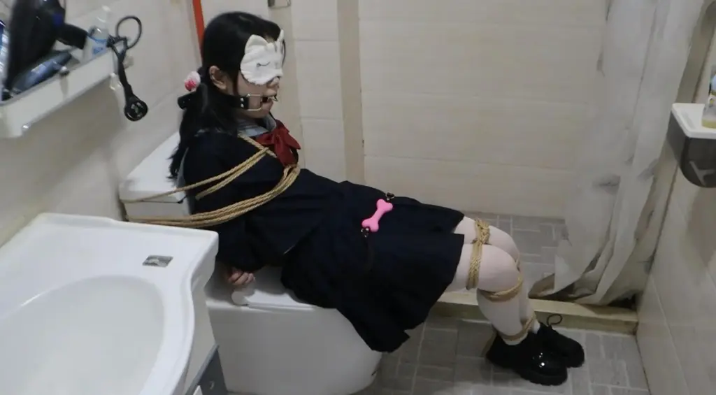 【ZY-01】卫生间调教 马桶除了上厕所当然还可以用来。。。绑萝莉！看白丝妹妹挣扎，戴上开口器，呻吟，忍不住去玩她的白丝玉足～<br>百度云视频格式改mp4