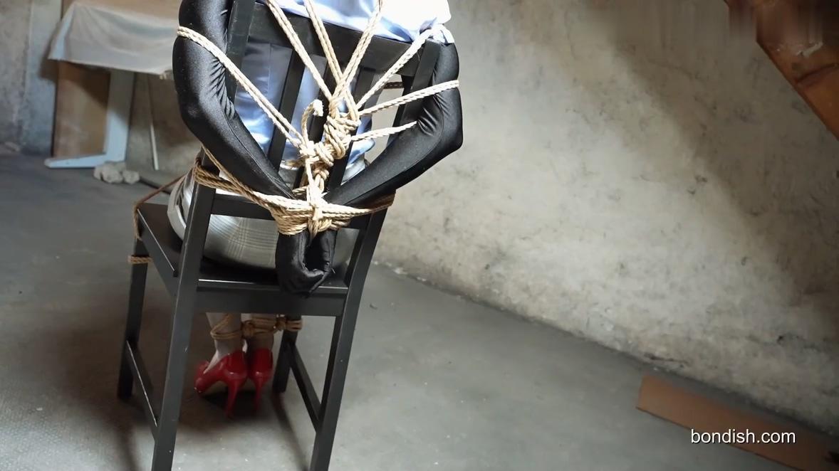 ZENTAI SECRETRARY: SILENCED WITNESS Zentai 秘书桑德拉本应成为黑帮审判的关键证人。 但现在她最终坐在了恶棍藏身处的椅子上。<br><br>她的手臂被紧紧地绑在椅子后面，她的脚踝被绑在椅子的底部。<br><br>她的嘴被微泡沫胶带包裹并密封。<br><br>磨难和紧绷的绳索对她来说太过沉重，她在绳索中下垂，所有的希望都破灭了。Zentai Secretary Sandra was meant to be a key witness in a mobster trial. But now she ends up in a chair in the Villains hideout.<br><br>Her arms are bound tight behind the chair, her ankles are bound and tethered to the bottom of the chair.<br><br>Her mouth is wrapped and sealed with microfoam tape.<br><br>The ordeal and the tight ropes prove too much for her and she sags in the ropes, all hope is lost.