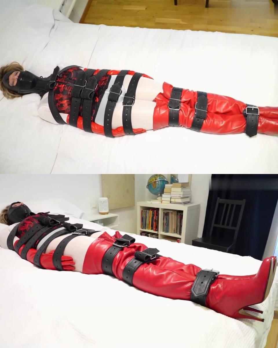 THIGHBOOTS AND LEATHER IN BONDAGE 当迪娜被束缚带和特殊的“格温多琳兜帽”绑起来时，她仍然穿着她的大腿靴和歌剧手套。 自从约翰·威利斯在甜心格温多兰和其他手无寸铁的被绑着的女孩周围冒险后，这款兜帽就出名了。 格温多兰无助的深情凝视令人心旷神怡，这引发了一个问题，这是否是由于系带面具本身，或者可能是由于下面隐藏的恶作剧！Dina is still wearing her thighboots and opera gloves when she gets tied up with bondagebelts and a special "Gwendolyne Hood". This hood is famous since John Willies adventures around Sweet Gwendoline and other defencelessly tied up girls. The helplessly soulful gaze of Gwendoline is heartwarming and it raises the question, if this is due to the laced mask by itself, or maybe by a hidden gag underneath!?