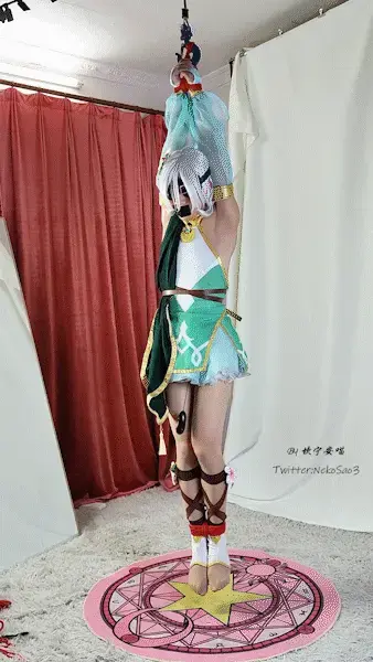 [坎喵]COS-可可萝前高手吊缚放置+强高+完全悬吊 哈喽，这里是坎喵，是个努力想要变可爱的男孩子~<br>这是一期放置，但是前高手踮脚 完全悬吊！全身的重量都压在了手腕的几道绳子上，直腿并腿让我很难更换舒服的站姿，同时吊起到只有脚趾触地的踮脚状态使这种难受的感觉进一步增加，最后更是直接悬空吊起，完全离地，失去了支撑的我只能不停在空中旋转挣扎……<br>cos的角色是公主连结的可可萝，我超喜欢的一套cos，超短裙 露背很涩有没有！<br>网盘传源文件会挂，所以传了压缩包，如果可以尽量用林子的保管库下载吧<br>另外推特和林子同名，ID @NekoSao3，会不定时更新瑟图和小视频，欢迎关注~<br>随缘接定拍，有需求的客官可以林子站内信或推特私信联系~<br><span style='color:#b0b0b0;'>[隐藏文字，购买后可见]</span>