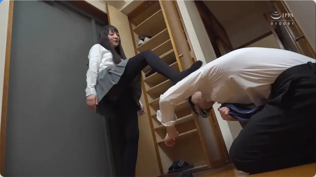 クラスの女子が僕の秘蔵のオナホを見つけ、オナホ使うところ見せてよ！[X_X]しないと無理だよ！じゃ私の黒タイツパンツ見たら[X_X]する？と、まさかの神展開ゲットだぜ！ 番号:<span style='color:#b0b0b0;'>[隐藏文字，购买后可见]</span><br>发行日期:2023-08-10<br>导演:ライト藤真  <br>制作商:SWITCH  <br>发行商:SWITCH（ヒビノ）  <br>类别:恋腿癖 制服 连裤袜	<br>演员:---<br>剧情：厚黑裤袜的制服诱惑！