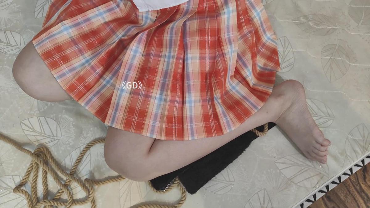 《GD》04年的小妹妹穿着很可爱的内裤 打屁股 捏胸 等 《GD》04年的小妹妹穿着很可爱的内裤 乖乖的撅屁股让打 拍摄完之后跟我说胸都捏大了<br>《GD》：对圈内爱好者开放，欢迎前来约绳，体验；并提供线上定拍、线下约拍。原味服务。<br>另外本工作室招聘模特有意请联系客服了解！<br>希望大家提出宝贵的意见，我们会努力更改。另外招聘绳艺模特 解压密码：GD123<br>加QQ前表明来意。<br>✅QQ:3175709365