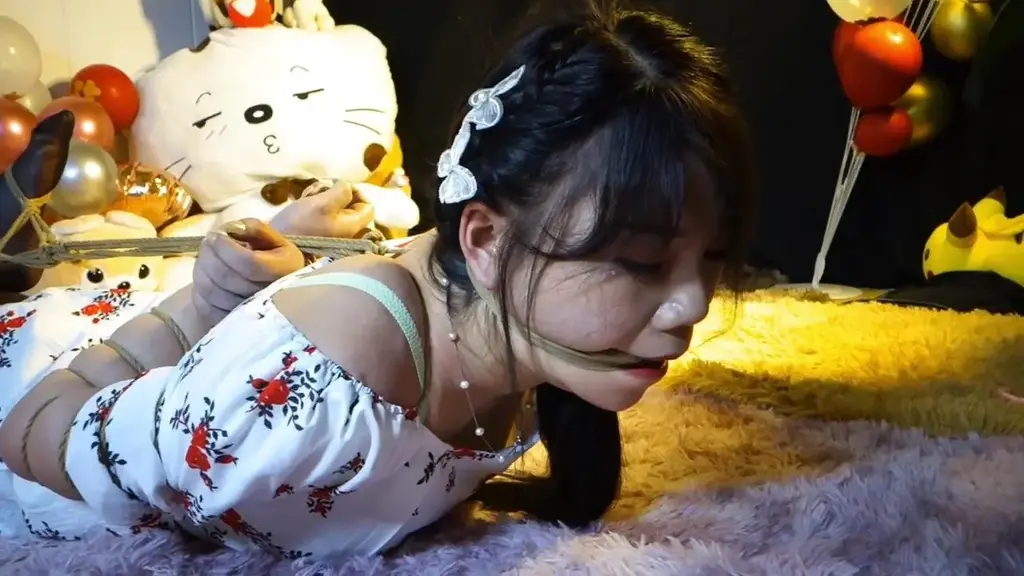 嫣儿黑丝裸足叉腿驷马 丝袜勒嘴 嫣儿连衣裙黑丝裸足造型，依然是抹肩极限五花大绑，裸足叉腿驷马，肉色丝袜塞口堵嘴，之后驷马放置嫣儿让她尽情的挣扎，享受紧缚