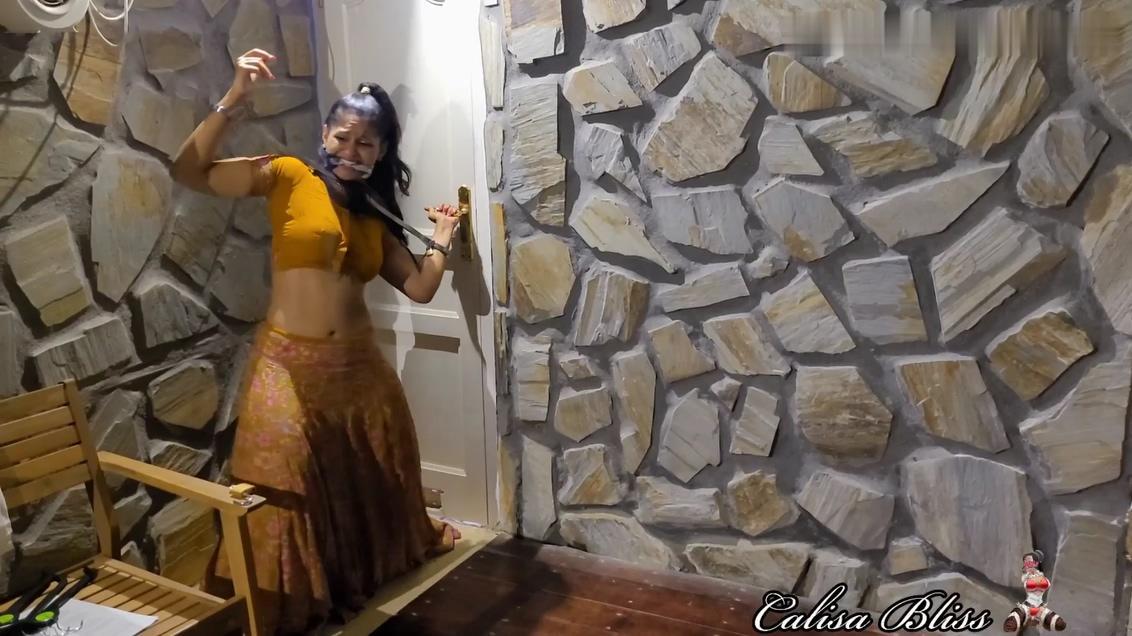 Bollywood Princess 卡丽莎发现自己被关在地牢牢房里，嘴巴被堵住，锁在钢制颈手枷上。 她大声呼救，但没有人回应。 颈手手枷压在她的脖子和肩膀上非常重，使她挣扎起来很痛苦。 她环顾牢房四周，竭尽全力发出声音，直到她注意到……Calisa finds herself in a dungeon cell cleave gagged and locked in a steel pillory. She calls out for help but no one responds. The pillory is extremely heavy on her neck and shoulders which makes it painful to struggle. She looks around the cell and does everything she can to make noise until she notices...