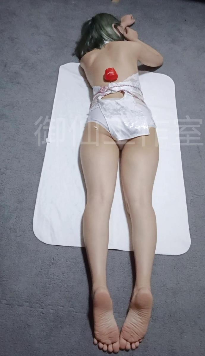 按摩的阴谋之亵渎 珺珺去了一家按摩店，想做一个按摩给自己放松一下心情，结果按摩店装修诡异，但也没放在心上，结果按摩的时候被凌辱，商家谎称蜡油有润肤的作用，在珺珺光洁无瑕的背上滴蜡，用自己的精。。。。。。。。液当润肤油给涂了一个满背，按摩的时候双手也不老实，借助按摩的机会在屁股上疯狂拿捏，珺珺该怎么办呢，让我们看看正片，她是如何被蹂虐的，又是如何脱身的，让我们一起来看看把<br>【御仙工作室】：对圈内爱好者开放，欢迎前来约绳，体验；并提供线上定拍、线下约拍。原味服务。<br>另外本工作室招聘模特有意请联系客服了解！<br>坐标郑州QQ：1796426163【注明来意】本工作室招聘模特有想了解的可以加客服QQ了解