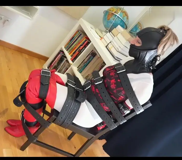 LEATHERBONDAGE WITH LEATHERCUFFS, BELTS AND HOODS 迪娜穿着长靴和歌剧手套，然后被皮手铐、腰带和特殊的“格温多兰兜帽”束缚。<br><br>自从约翰·威利斯在甜心格温多兰和其他手无寸铁的被绑着的女孩周围冒险后，这款兜帽就出名了。<br><br>格温多琳无助而深情的凝视令人心旷神怡，这引发了一个问题，这是否是由于系带面具本身，或者可能是由于下面隐藏的恶作剧！Dina is wearing thighboots and opera gloves before she gets restrained with leathercuffs, bobdagebelts and a special "Gwendoline Hood".<br><br>This hood is famous since John Willies adventures around Sweet Gwendoline and other defencelessly tied up girls.<br><br>The helplessly soulful gaze of a Gwendoline is heartwarming and it raises the question, if this is due to the laced mask by itself, or maybe by a hidden gag underneath!?
