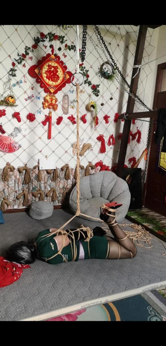 逸客空姐制服捆绑 Cd绳模这次尝试了个直臂驷马缚，要求绳师把自己绑的紧一点，最后发现这是个错误的选择，，双手并肘后呼吸就开始变得急促了。想要放弃了，可是强大的一自尊心迫使他坚持了下来。最后完美的达成一个作品。绳师还想把我吊起来可是我坚决不同意，因为实在是太痛苦了。喜欢的可以欣赏下<span style='color:#b0b0b0;'>[隐藏文字，购买后可见]</span>