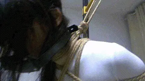 新月定拍 佳怡小姐姐12cm高跟鞋 长yj深喉口塞堵嘴 极限强制站立放置 大量口水 这个口塞很长，直接顶到喉咙了，干呕不止，模特口水基本都是呕出来的，地上湿了一滩，配合上12公分的高跟鞋吊着脖子罚站，全程接近40分钟左右一镜到底没有剪辑，主打一个真实，放下来的时候已经起不来了，喜欢的可以无脑入