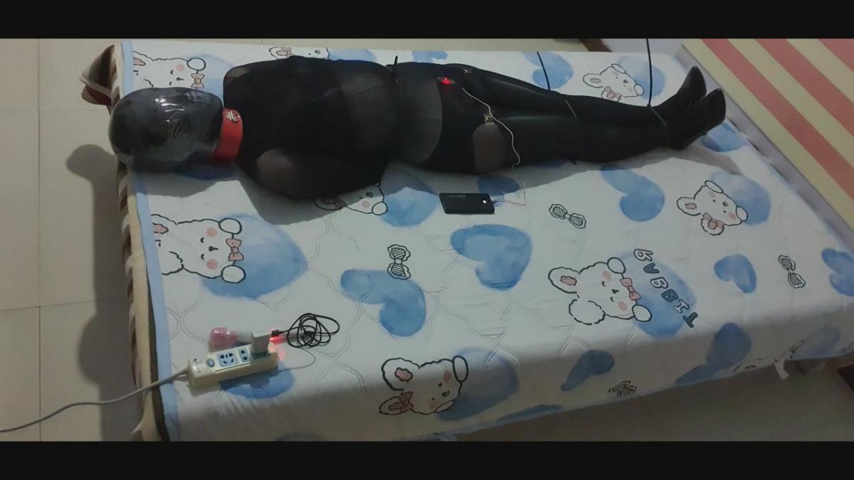 黑色全包吊带丝袜紧身衣 胸部震动 热缩微孔 黑色扎带手铐自缚大时长 上次录的一般 这次重新穿好吊带丝袜紧身衣 戴上胸部震动器后扎带固定 然后又套了层热缩微孔（这次贴了胶布孔更小了） 剪刀放到带锁箱子里后用定时锁上锁 这次录到定时锁开锁 扎带手铐勒的太紧把手腕勒伤了 剪开的时候废了好一会 之后又玩了玩 热缩由于汗浸透呼吸十分困难又贴了层胶布 这次只剪辑了一些准备 近两小时大时长