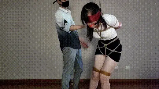 大学女生初体验被绑哭 朋友介绍的大学女孩来店体验，第一次被捆绑，日式，单腿悬吊，鞭打，口球堵嘴，口水流个不停，竟然被绑哭了，不过看的出来她真的很喜欢，也很享受。视频解压密码：chuxin。另外：全国绳艺逃脱挑战赛进行中，欢迎绳艺爱好者前来挑战。<br>一绳所爱绳艺体验店面向全国爱好者开放，本店提供绳艺捆绑模特服务、体验女绳师捆绑服务、体验长时间囚禁服务、绳艺教学培训、绳艺交流会、场地出租、专业麻绳销售，原创视频套图销售、作品私人定制、模特原味丝袜出售等，另外本店招募同好合作伙伴。微信：351552501初心