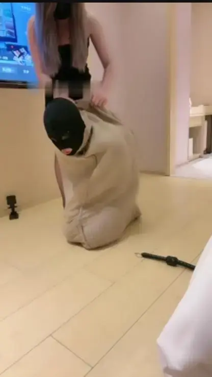 【花兮玥】把狗装到麻袋里暴虐爆踹/鞭打 【花兮玥】把狗装到麻袋里暴虐爆踹/鞭打<br>创作;【花兮玥】<br>描述：【花兮玥】把狗装到麻袋里暴虐爆踹/鞭打，喜欢的请大家多多支持一下吧