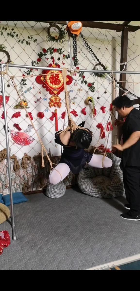 芭蕾舞蹈服吊缚 这次本来说只绑上身，不绑腿了。可是当上半身绑好后发现绳师开始把我的腿折起来了。我渐渐预感到事情不好。开始呻吟。可是不管我怎么弄，也阻止不了绳师的手法。当吧我彻底吊起来后。绳师也开心的欣赏着这个完美的作品。唯一不好的是右边腿跟左边不一样高喜欢的可以欣赏下。<span style='color:#b0b0b0;'>[隐藏文字，购买后可见]</span>