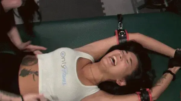TickledPink – EmmyJ gets the tickling of her life on the bench! “Cannot wait to tickle her pits &amp 标题：TickledPink – EmmyJ gets the tickling of her life on the bench! “Cannot wait to tickle her pits & Ribs!”<br>简介：After all the bellybutton fun we had to give her a little break before re attaching her to the bench! It was now time to really get after her upper body! Everywhere…This was a blast,, watch as she laughs & Screams when her pits & ribs are tickled,,,This was a dream tickle session!! Enjoy New girl EmmyJ on the tickle bench!