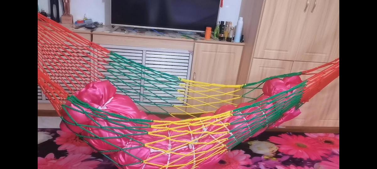 吊床捆绑m 小奴被女主紧密捆绑。棉被捂闷，可怜的还在后面，竟然被女主放到吊床上。这还不算还要棉被包裹，，，，，，，，，