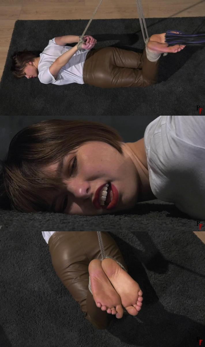 Guzel - Predicament bondage and foot flogging (FULL HD MP4) RussianFetish Tickling in Russia <br>Category BONDAGE <br>Related Categories Foot Fetish,  Soles,  Bastinado,  Flogging,  Predicament Bondage <br>KeywordsGuzel,Clip By John,M/F Bastinado Falaka,Foot Feet Soles Fetish,Barefoot Flogging,Big Paddle,Next Door,No Nudity,Rope Predicament Bondage,Feet Slapping,Hogtie Hogtied Bound,Short Hair Girl,Lying On The Floor,Flogger<br><br>By John<br><br>I want to say that Guzel is a very unusual person, she's very creative and has some interest in BDSM. But she's also very sensitive so you should be careful with her feelings and sensations.<br><br>Guzel lies on her stomach. Her legs are tied at the ankles and raised a bit in the air with bare feet looking up, and her hands are tied behind her back and also stretched back. Not the most comfortable position for such a delicate girl. But she's doing great.<br><br>I go over and slap her bare soles with our big custom paddle and a soft flogger. Guzel reacts nicely to flogging, she likes such sensations, captivity, and attention to her bare feet. Enjoy!<br><br>RussianFetish挠痒痒在俄罗斯 <br>类别束缚 <br>相关类别恋足癖,鞋底,Bastinado,鞭打,困境束缚 <br>KeywordsGuzel，剪辑由约翰，M/F Bastinado Falaka，脚底脚恋物癖，赤脚鞭打，大桨，隔壁，没有裸体，绳索困境束缚，脚拍打，Hogtie Hogtied绑定，短发女孩，躺在地板上，鞭打<br><br>约翰<br><br>我想说Guzel是一个非常不寻常的人，她非常有创造力，对BDSM有一些兴趣。 但她也很敏感，所以你应该小心她的感觉和感觉。<br><br>Guzel躺在她的肚子上。 她的双腿被绑在脚踝处，赤脚仰视在空中抬起一点，双手被绑在背后，也向后伸展。 对于这样一个娇嫩的女孩来说，不是最舒服的位置。 但她做得很好。<br><br>我走过去，用我们的大定制桨和柔软的鞭子拍打她裸露的鞋底。 Guzel对鞭打的反应很好，她喜欢这样的感觉，囚禁和对她赤脚的关注。 享受吧！<br><br>