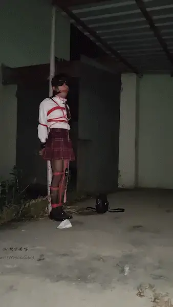 [坎喵]绝望的自缚-黑丝JK深夜外出自缚-定时放置+强高 哈喽，这里是坎喵，是个努力想要变可爱的男孩子~<br>这次是一期自缚，但是户外！在附近找到了一个荒废的院子，立刻行动！捆法和姿势是基础的并腿 直臂柱缚，把自己牢牢固定在柱子上，无法隐藏也无法逃走，一旦被发现就只能听天由命……<br>拍摄时间选在了凌晨3点，但是没想到拍到中途居然还有车从院子外的路上经过（环卫工人上班也太早了吧！！），因为拍摄需求打着灯，虽然做了一定的遮挡，但还是很担心会被发现亮光或者听见声音……全程高度紧张，心都提到了嗓子眼（<br>网盘传源文件会挂，所以传了压缩包，如果可以尽量用林子的保管库下载吧<br>另外推特和林子同名，ID @NekoSao3，会不定时更新瑟图和小视频，欢迎关注~<br>随缘接定拍，有需求的客官可以林子站内信或推特私信联系~<br><span style='color:#b0b0b0;'>[隐藏文字，购买后可见]</span>