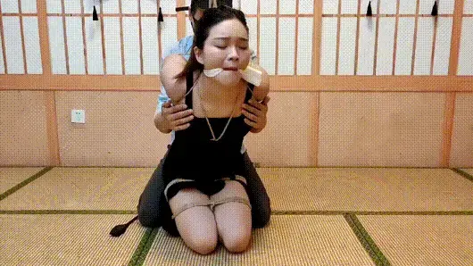 洛洛五花鸡翅膀跪缚 很久不见的洛洛，终于有空来玩绳子了，忙碌的工作之余也需要靠捆绑来减压，她最喜欢的就是五花紧缚，绳子紧紧勒紧肉里的感觉，堵上嘴巴，跪缚在地上，放空大脑，动惮不得，只能去享受紧缚带来的[X_X]。视频解压密码：初心 。另外：全国绳艺逃脱挑战赛进行中，欢迎绳艺爱好者前来挑战。<br><br>一绳所爱绳艺体验店面向全国爱好者开放，本店提供绳艺捆绑模特服务、体验女绳师捆绑服务、体验长时间囚禁服务、绳艺教学培训、绳艺交流会、场地出租、专业麻绳销售，原创视频套图销售、作品私人定制、模特原味丝袜出售等，另外本店招募同好合作伙伴。微信：351552501初心
