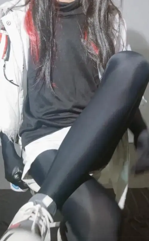 寒冬信使+黑色zentai，随便整点 很久之前出过德狗寒冬信使kig，当时打底就是直接用黑色zentai皮(甚至也用过胶衣)，当时构思就是寒冬信使皮肤腿和手都是黑色，会不会里面是黑色zentai？于是就这样出了。现在用平时玩的黑色zentai加这套c服随便玩玩