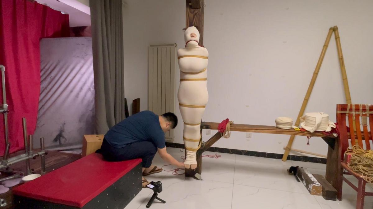 绷带包裹束缚 至今为止，紧缚室最严密的束缚造型，绷带包裹麻绳捆在柱子上，TK 鞭挞。。。
