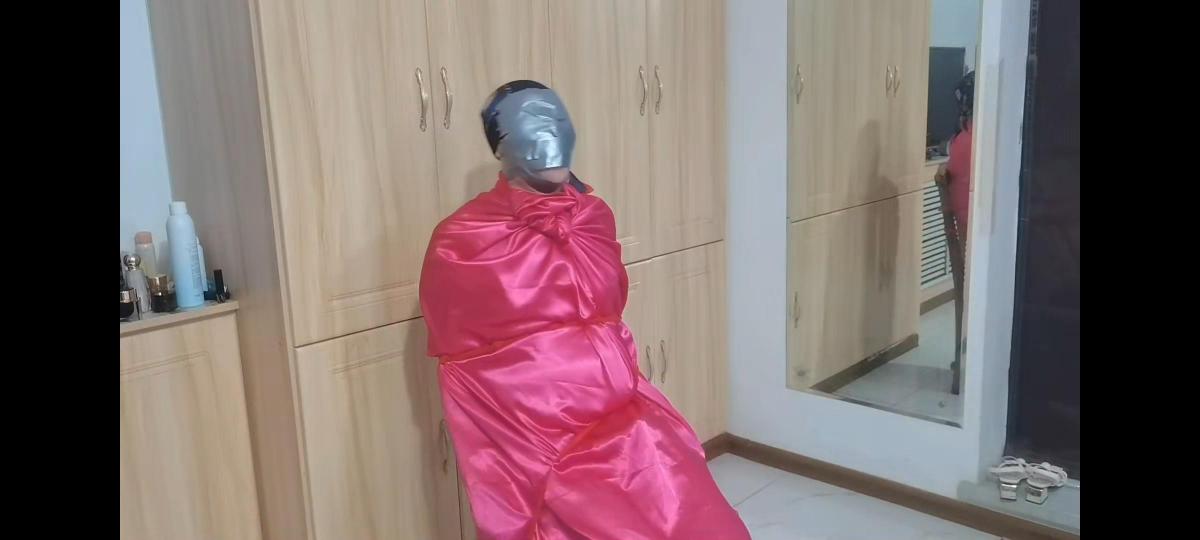 丝巾，胶带。棉被 胶带[X_X]。无助挣扎夕，，，又来丝巾包头 ，，淋水。。又惨遭棉被包裹。捂闷。。。。。。