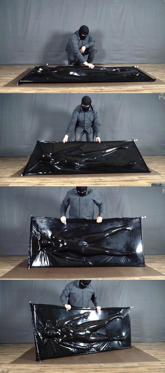 Turns in a black vacuum bed 小姐姐进入乳胶真空床，随着空气被抽干，整个人被紧紧的吸附拘束在真空床里。<br>紧致的压迫包裹感让人欲罢不能，小姐姐开始在真空床里扭动挣扎。<br>随后真空床被玩伴从侧面翻起，因为吸的太紧，小姐姐竟然没掉下来，反而悬在空中任由晃动。<br>玩伴时不时的小挠痒，更是让小姐姐在真空床里加大了扭动的幅度。