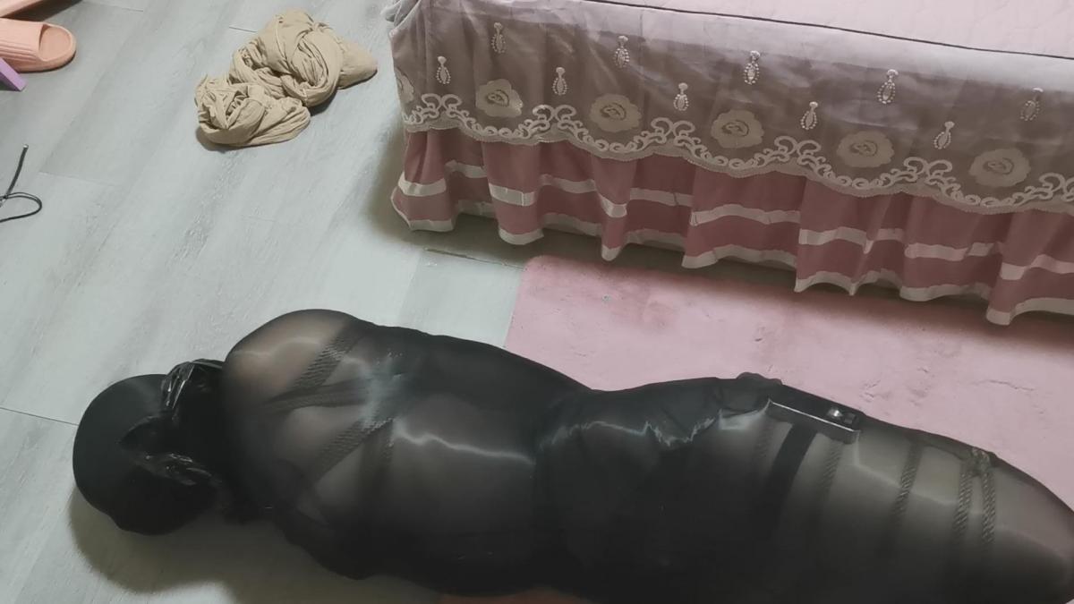 『我的媳妇』136弹、待宰的小羊羔分腿驷马五层丝包、强制电击GC、数次**、大肉球、连挣扎都是多余的 片名:0819剪辑版<br>时间:48分钟<br>大小:1.74g<br>格式:zip 7z建议使用360压缩解压<br>失效站内信联系我<br><span style='color:#b0b0b0;'>[隐藏文字，购买后可见]</span><br><br>分腿驷马再套私包<br>这尼玛真是体力活<br>包到第三层实在是干不动了<br>但是包完了<br>有种成就感<br>哈哈哈<br>这个状态真的一动不能动的<br>简直是待宰的小羊羔~<br>最后塑料袋**简直爽嗨了哈<br>